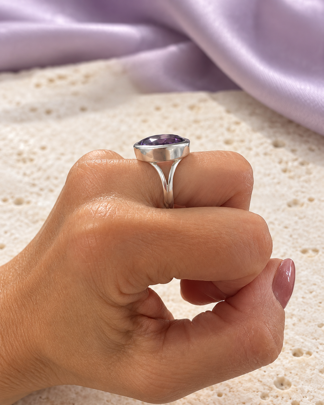 Anello con ametista visto lateralmente per mostrare il castone e il gambo sdoppiato