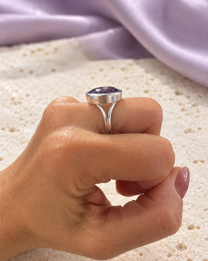 Anello con ametista visto lateralmente per mostrare il castone e il gambo sdoppiato