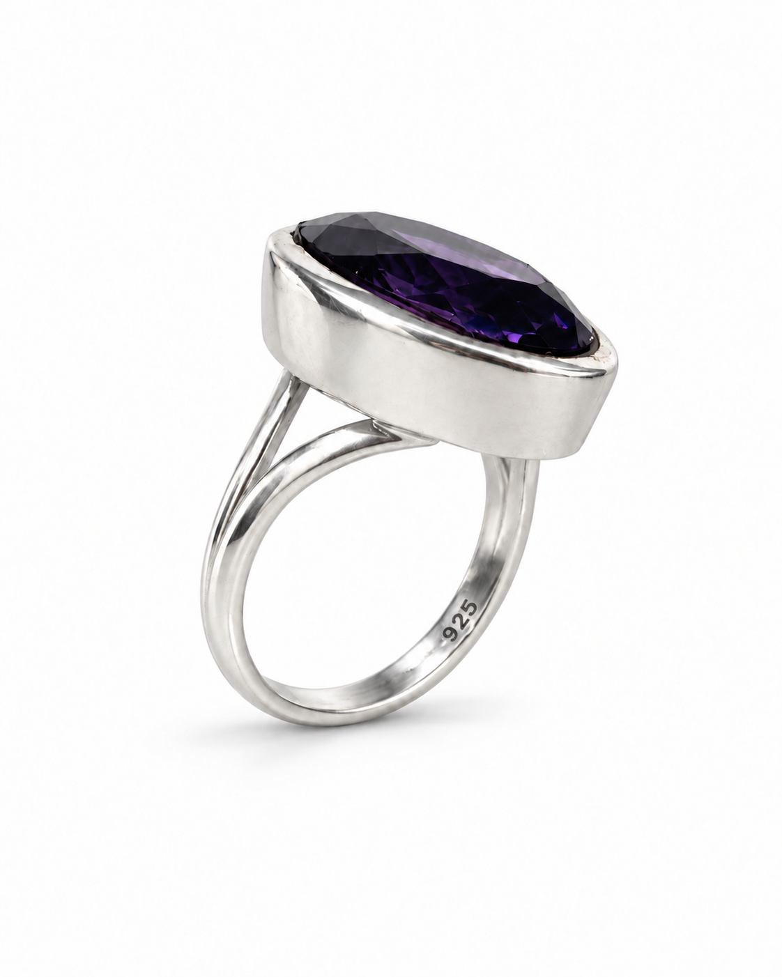 Vista laterale dell’anello in argento 925 con castone rialzato e gambo sdoppiato