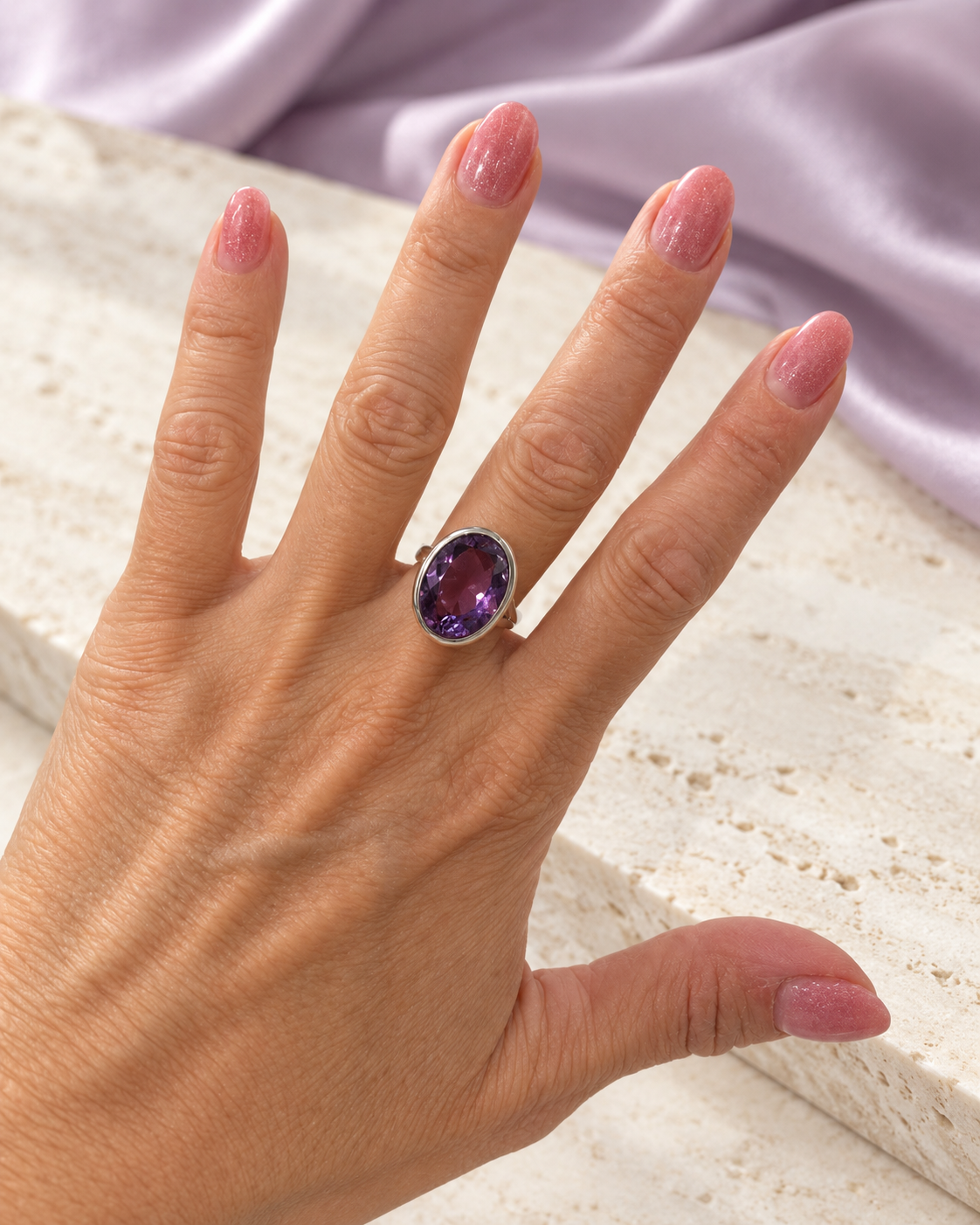 Anello in argento 925 con ametista ovale viola indossato
