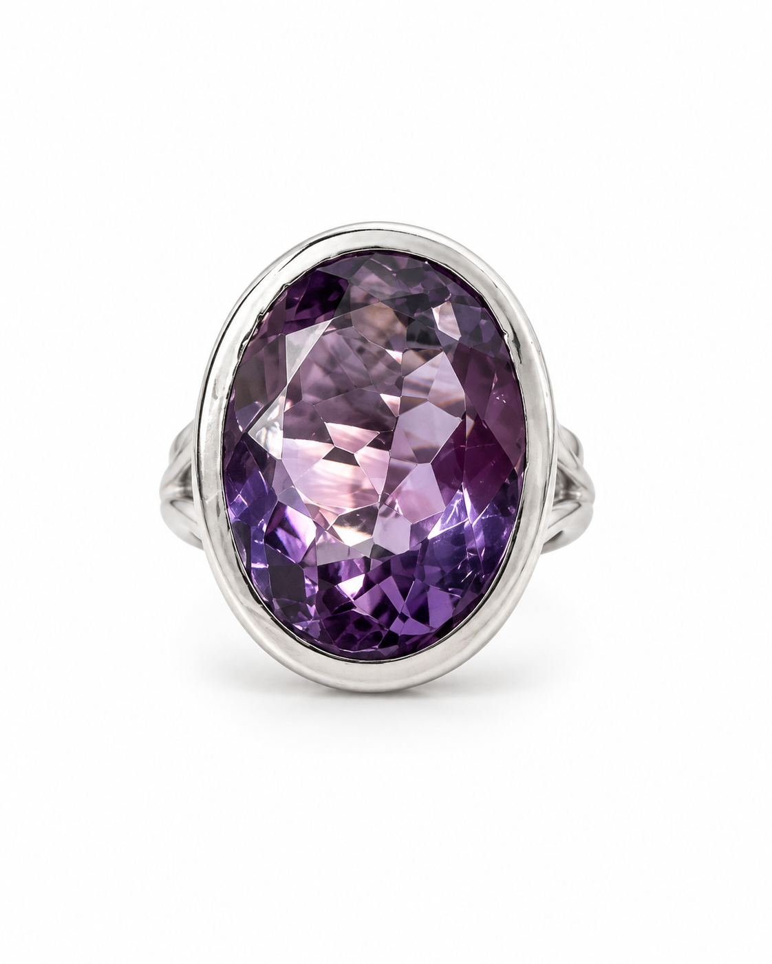 Anello in argento 925 con ametista ovale sfaccettata visto frontalmente