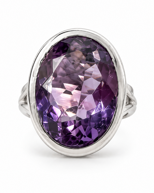 Anello in argento 925 con ametista ovale sfaccettata visto frontalmente