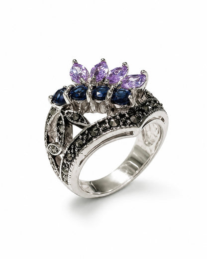 Anello vintage in Argento 925 con pietre ametista e zirconi blu fotografato su sfondo bianco.
