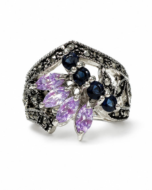 Anello in Argento 925 con pietre ametista viola trasparente, zirconi blu e lavorazione con marcasiti.