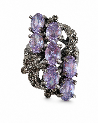     Anello in Argento 925 con ametiste ovali e marcassiti su fondo bianco