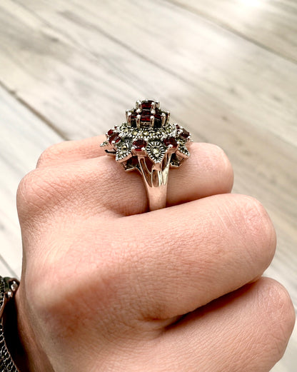 Anello in Argento 925 con Granati Naturali e Marcasiti
