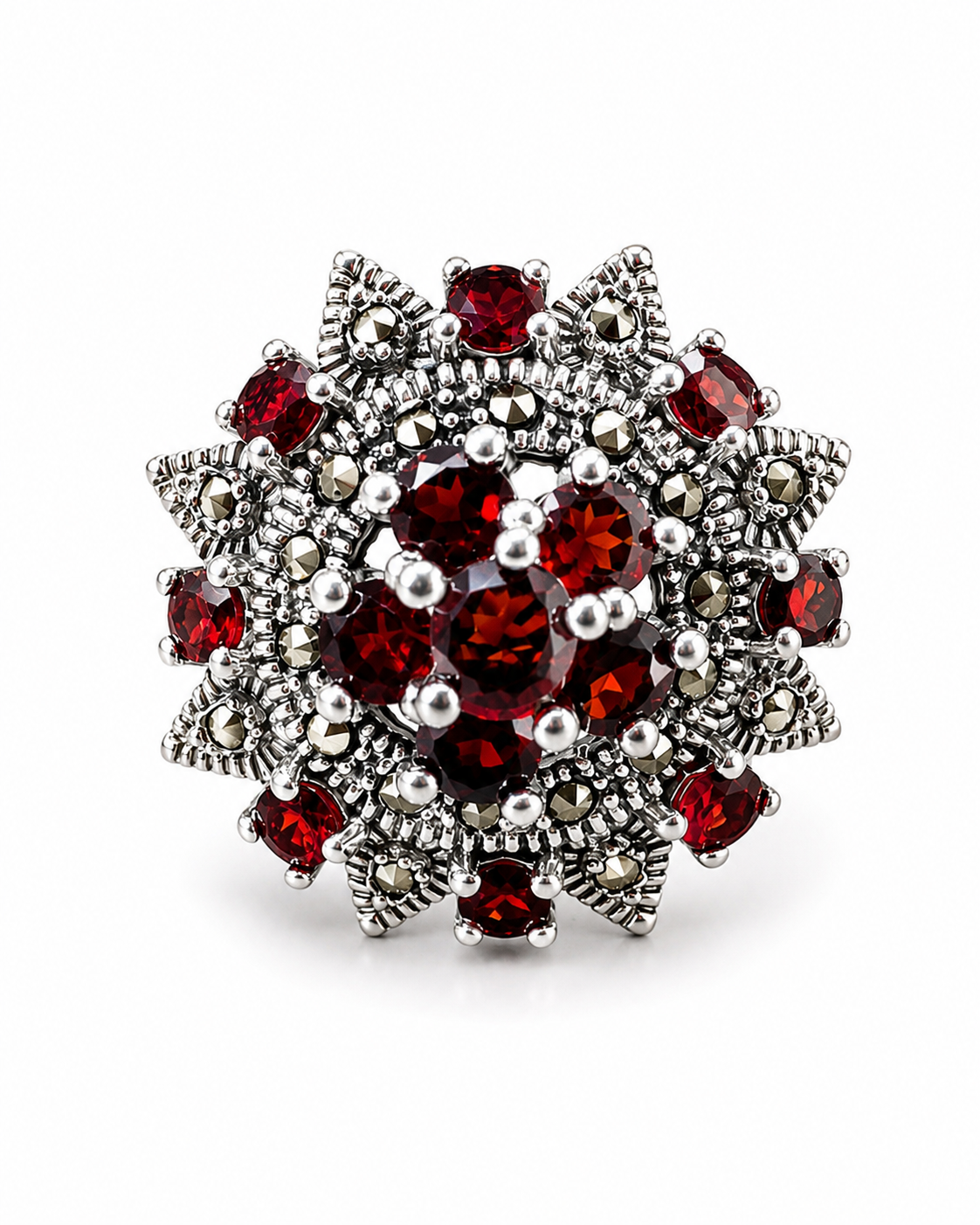 Anello floreale in argento 925 con granati naturali e marcasiti su fondo bianco.