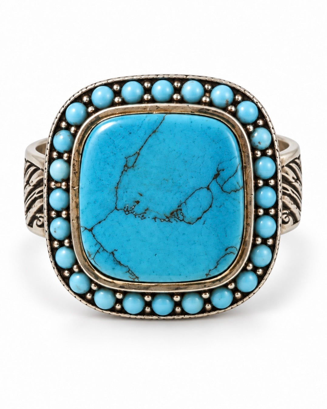 Anello in Argento 925 con pasta di turchese e montatura lavorata visto frontalmente su fondo bianco