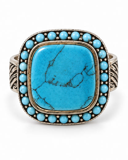 Anello in Argento 925 con pasta di turchese e montatura lavorata visto frontalmente su fondo bianco