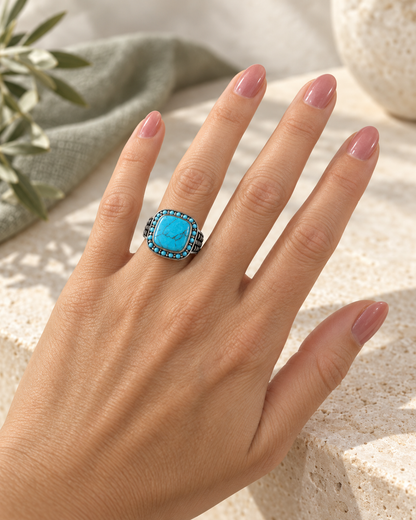 Anello in Argento 925 con pasta di turchese indossato sulla mano in ambientazione mediterranea