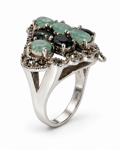Anello in Argento 925 con radice di smeraldo, radice di zaffiro e marcassite su fondo bianco