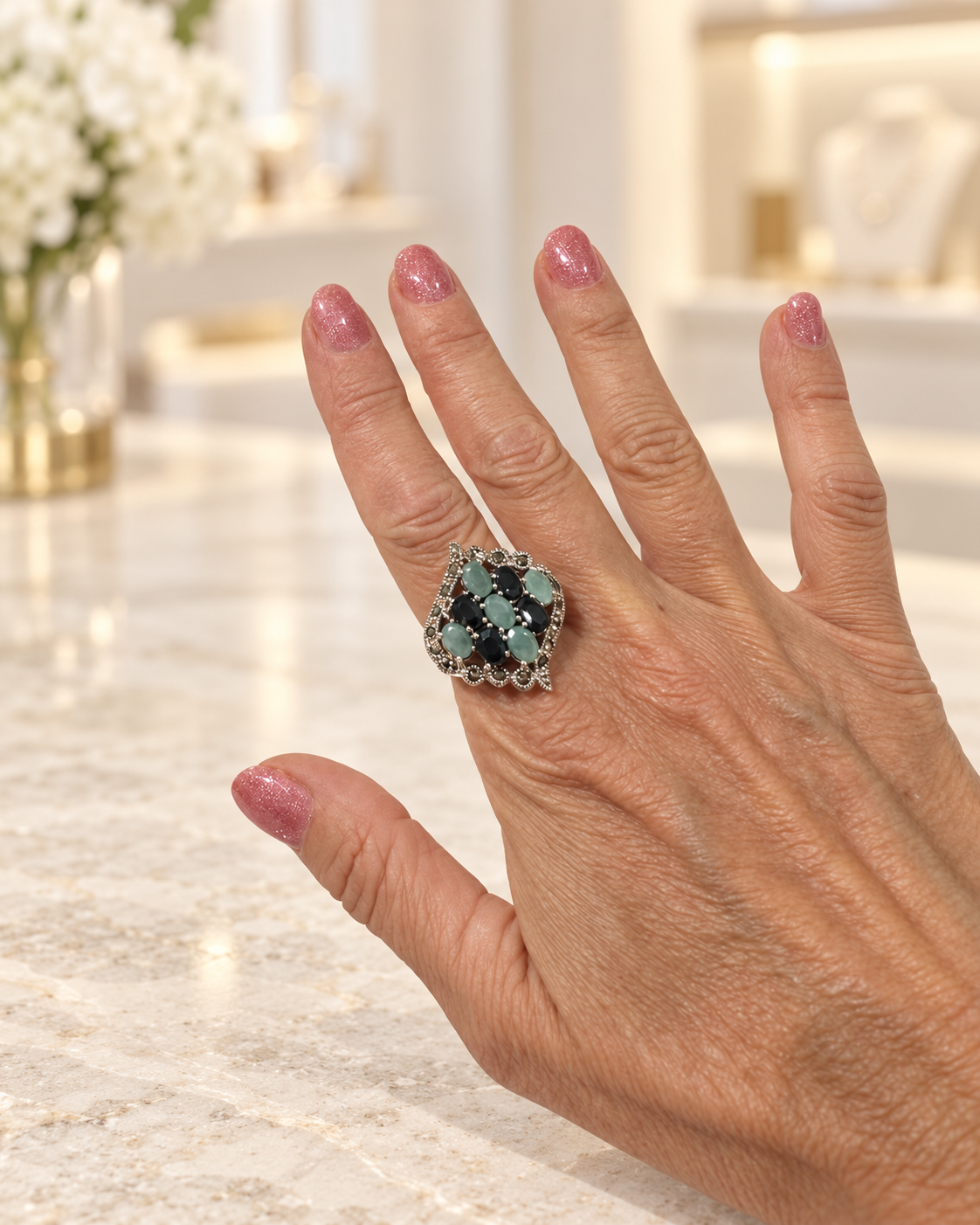 Anello in Argento 925 con radice di smeraldo, radice di zaffiro e marcassite indossato sulla mano