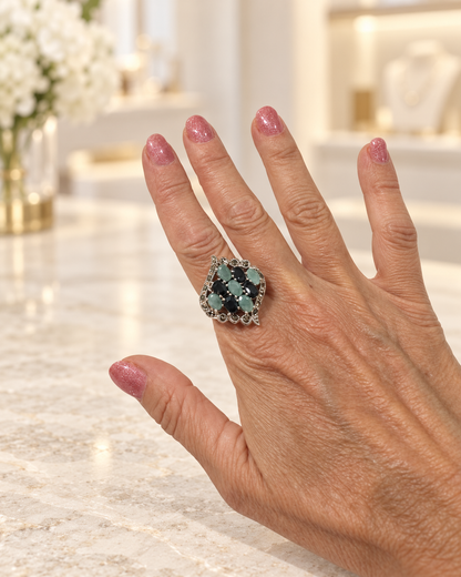 Anello in Argento 925 con radice di smeraldo, radice di zaffiro e marcassite indossato sulla mano