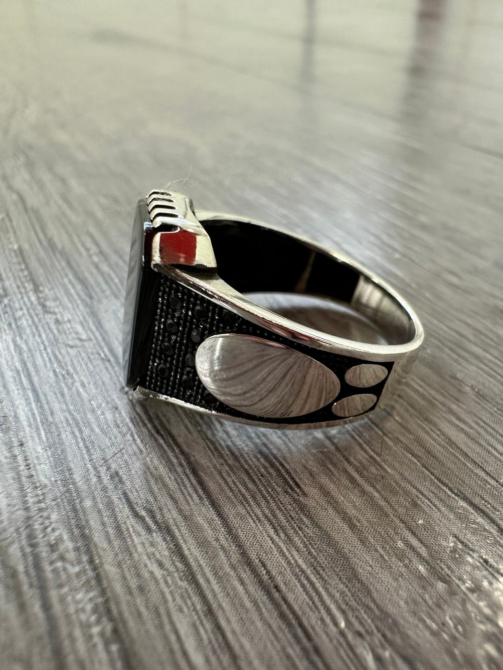 Vista laterale anello uomo argento 925 con inserto decorativo e finitura brunita
