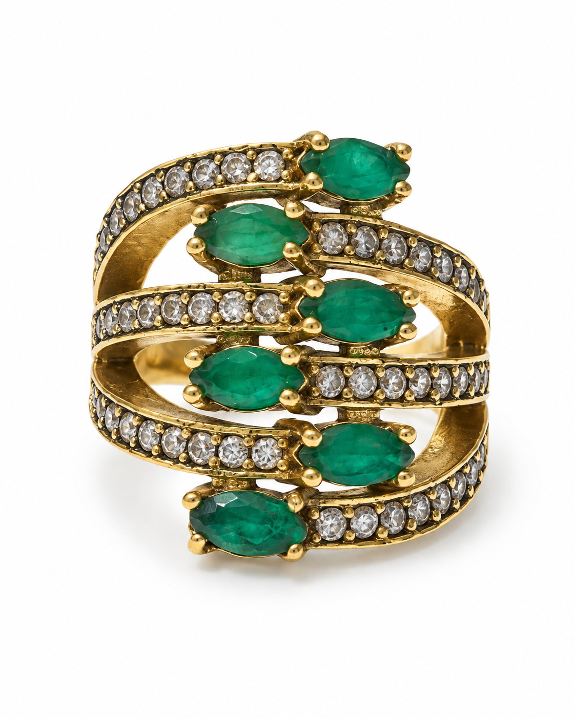 Anello in argento con sei smeraldi sintetici ovali e file di zirconi su fasce curve dorate, vista frontale su fondo bianco.