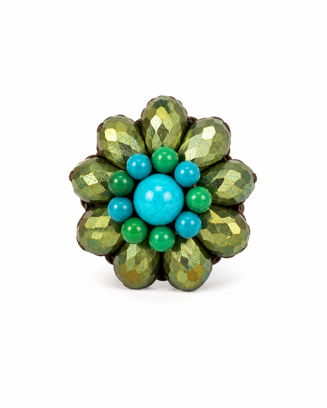 Anello artigianale regolabile con cristalli verde bosco sfaccettati e pietre turchesi su cordino intrecciato in cotone cerato.