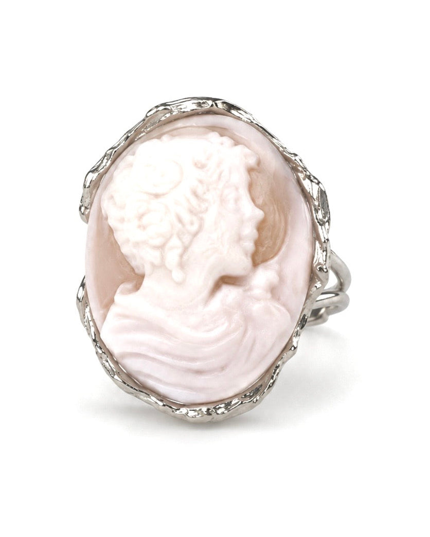 Anello cameo classico in conchiglia naturale inciso con profilo femminile su montatura in Argento 925 dal design organico ed elegante.