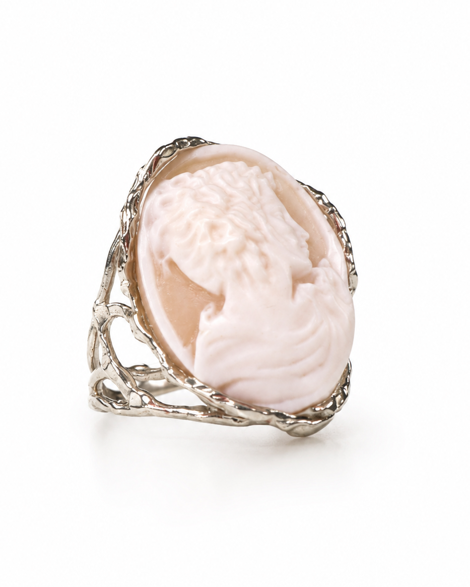 Dettaglio laterale di anello cameo in conchiglia naturale con montatura traforata in Argento 925 dal design organico ed elegante.