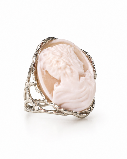 Dettaglio laterale di anello cameo in conchiglia naturale con montatura traforata in Argento 925 dal design organico ed elegante.
