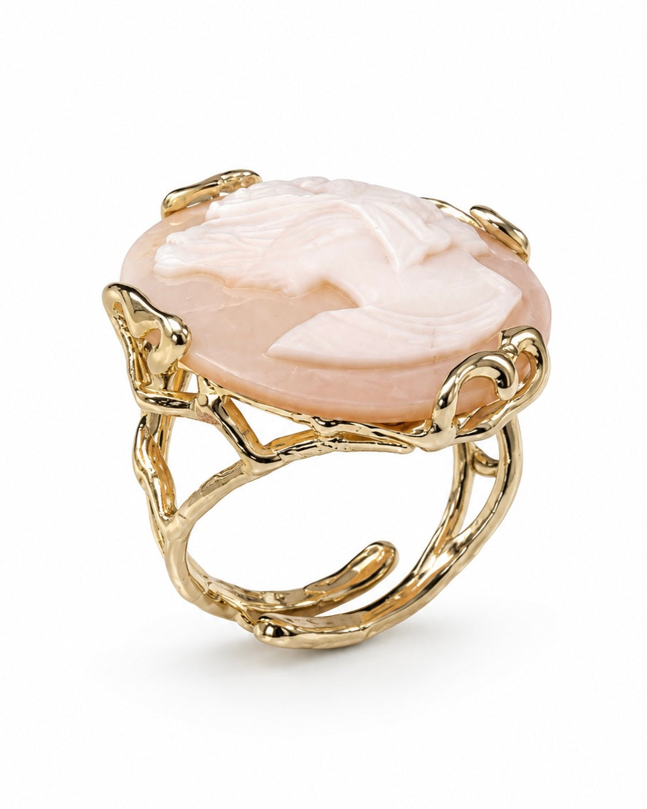 Dettaglio montatura di anello cameo in conchiglia naturale con struttura traforata in Argento 925 dorato dal design elegante e contemporaneo.
