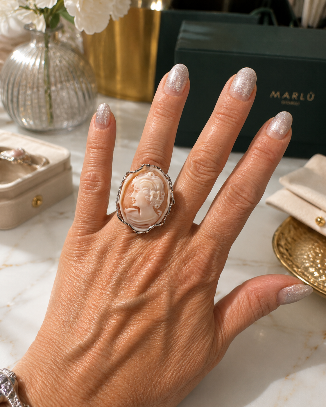 Anello con cammeo in Argento 925 indossato sulla mano.