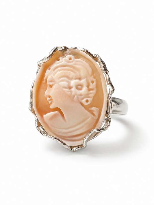 Anello con cammeo inciso montato in Argento 925 dal design elegante e vintage.