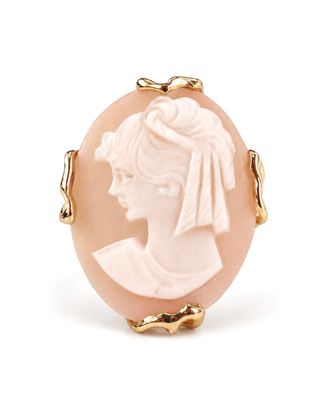 Anello cameo rosa in conchiglia naturale inciso con profilo femminile su montatura in Argento 925 dorato elegante e vintage.