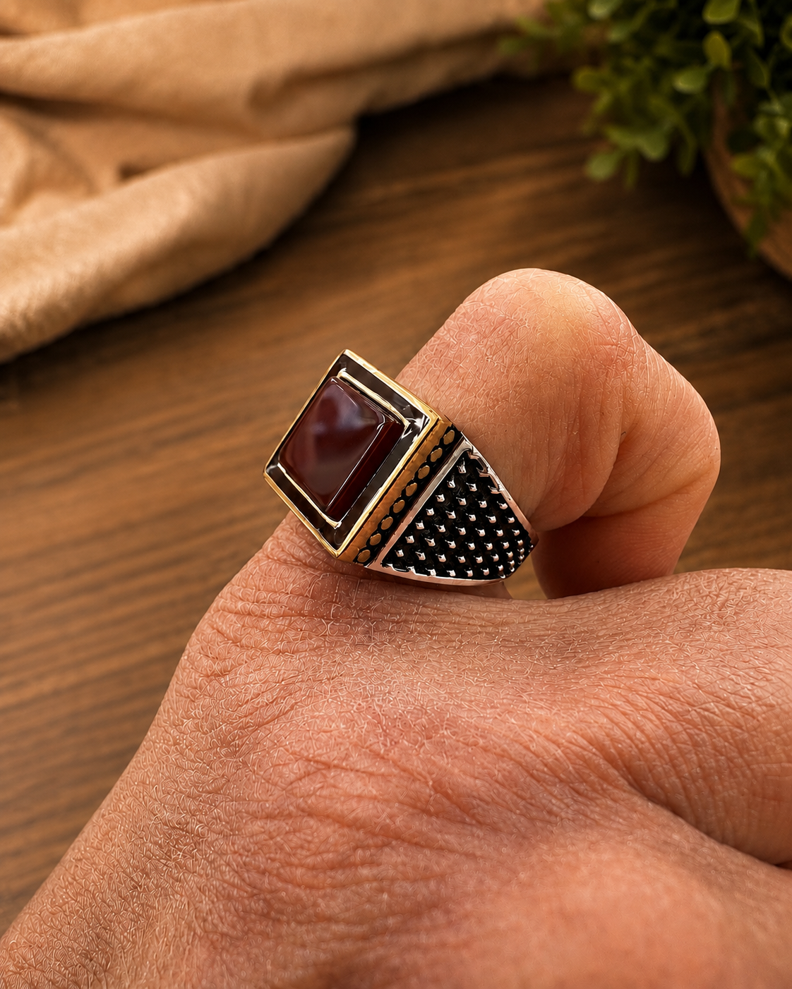 Anello chevalier geometrico in argento 925 con pietra naturale corniola color rosso intenso e dettagli bruniti laterali, indossato