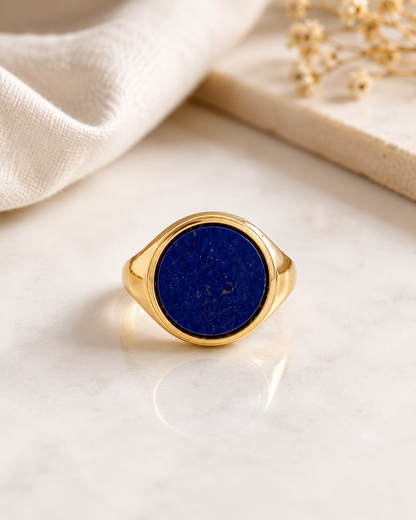 Anello chevalier in Argento 925 dorato con pietra blu lapis lucida dal design elegante e contemporaneo.