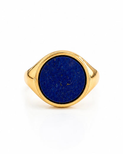 Anello chevalier in Argento 925 dorato con pietra lapis blu intenso su sfondo bianco minimal, stile elegante contemporaneo.