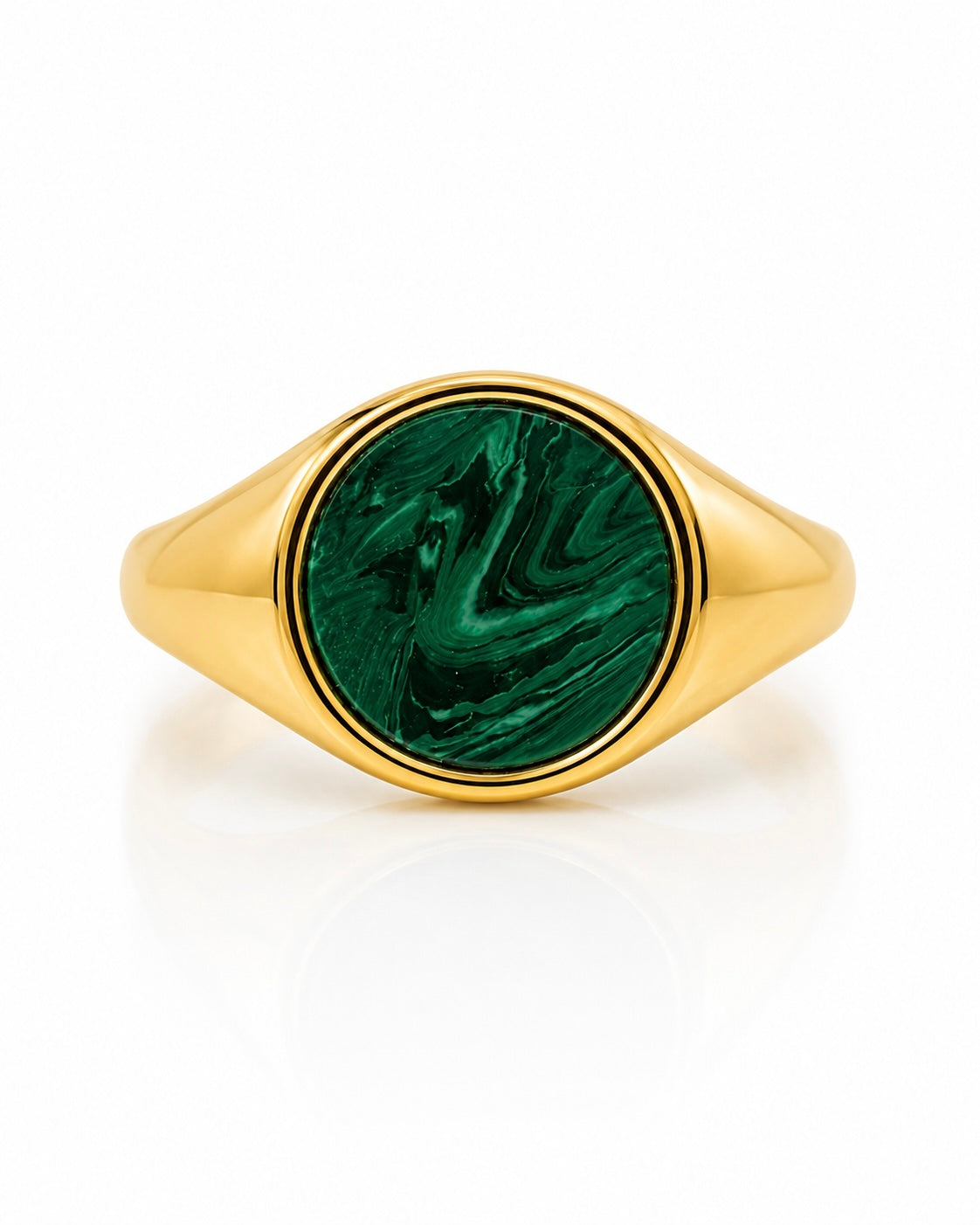 Anello chevalier in argento dorato con pietra verde effetto malachite indossato su mano femminile con manicure nera.