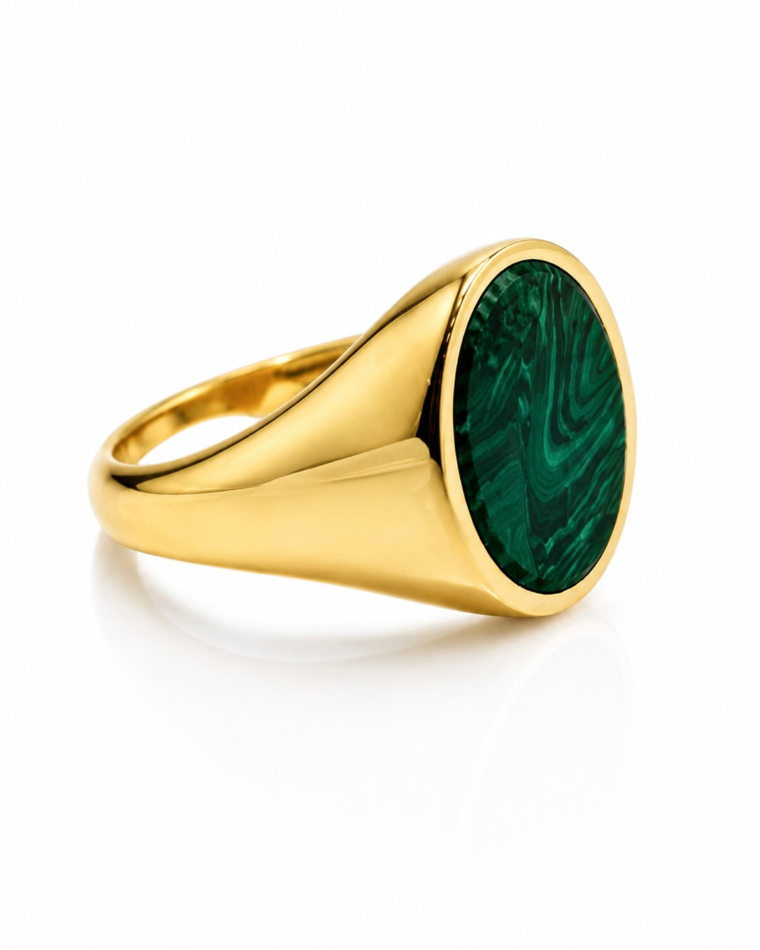 Vista laterale di anello chevalier in argento dorato con pietra verde effetto malachite e finitura lucida.