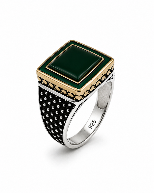 Anello chevalier quadrato in Argento 925 con pietra verde scuro lucida, dettagli dorati e lavorazioni brunite su sfondo bianco.