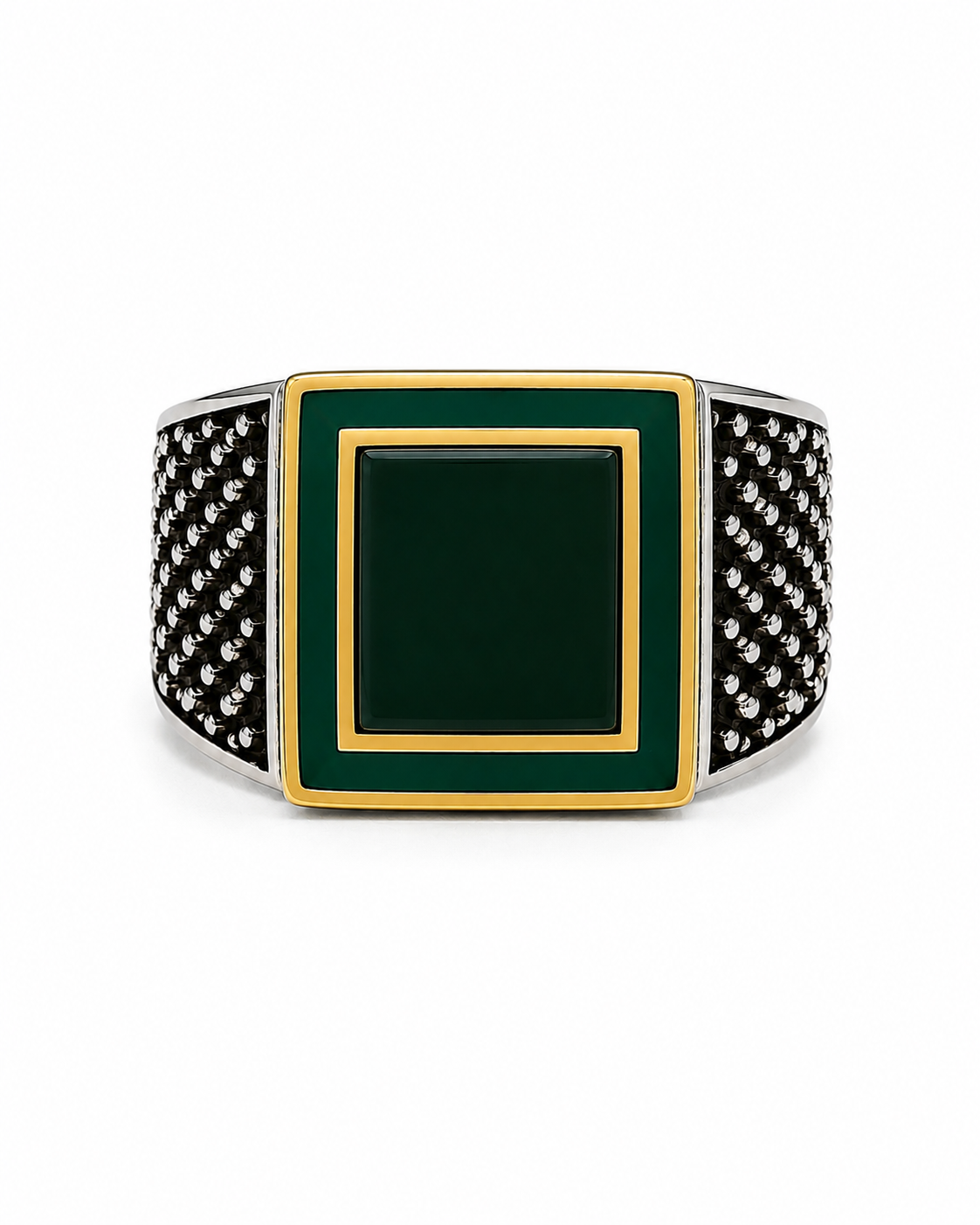 Anello chevalier quadrato in Argento 925 con pietra verde scuro lucida quadrata, dettagli dorati e fascia lavorata brunita su sfondo bianco.