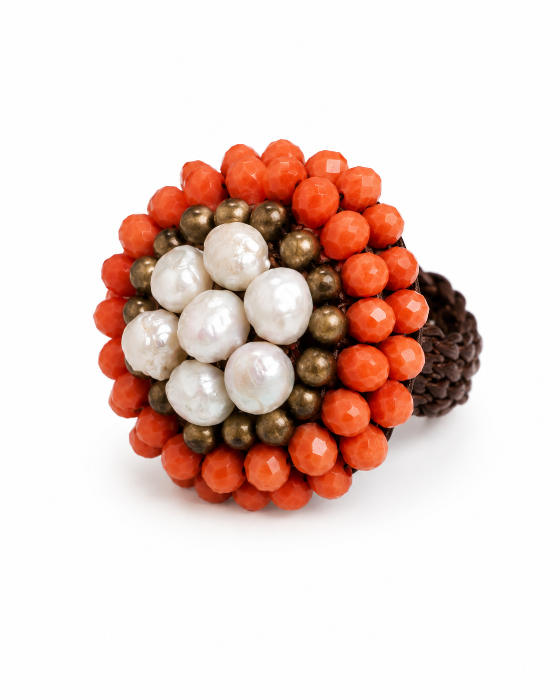 Anello artigianale regolabile con perle naturali, cristalli color corallo e cordino intrecciato in cotone cerato.
