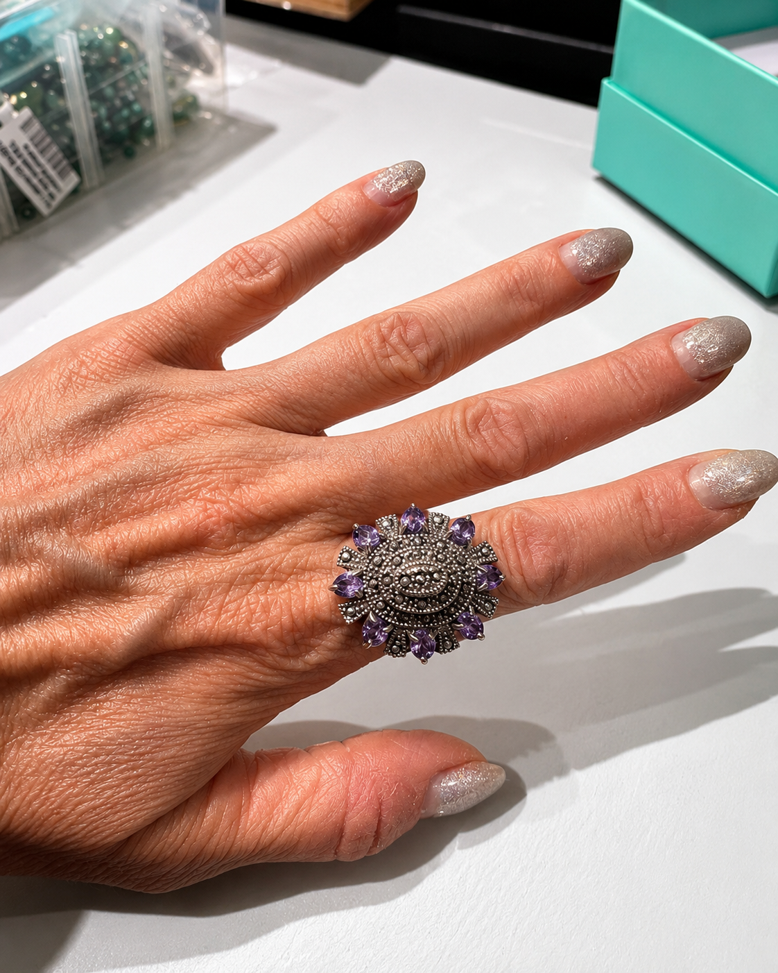 Anello fiore in Argento 925 con ametista indossato sulla mano.