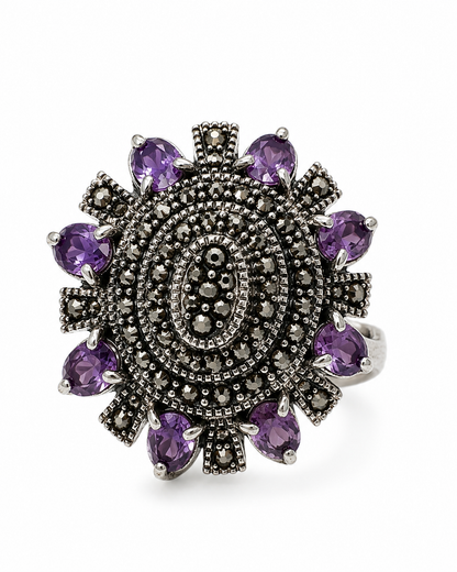Anello fiore in Argento 925 con ametista viola e marcasiti su sfondo bianco.