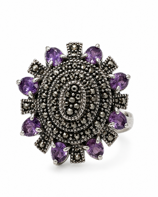 Anello fiore in Argento 925 con ametista viola e marcasiti su sfondo bianco.