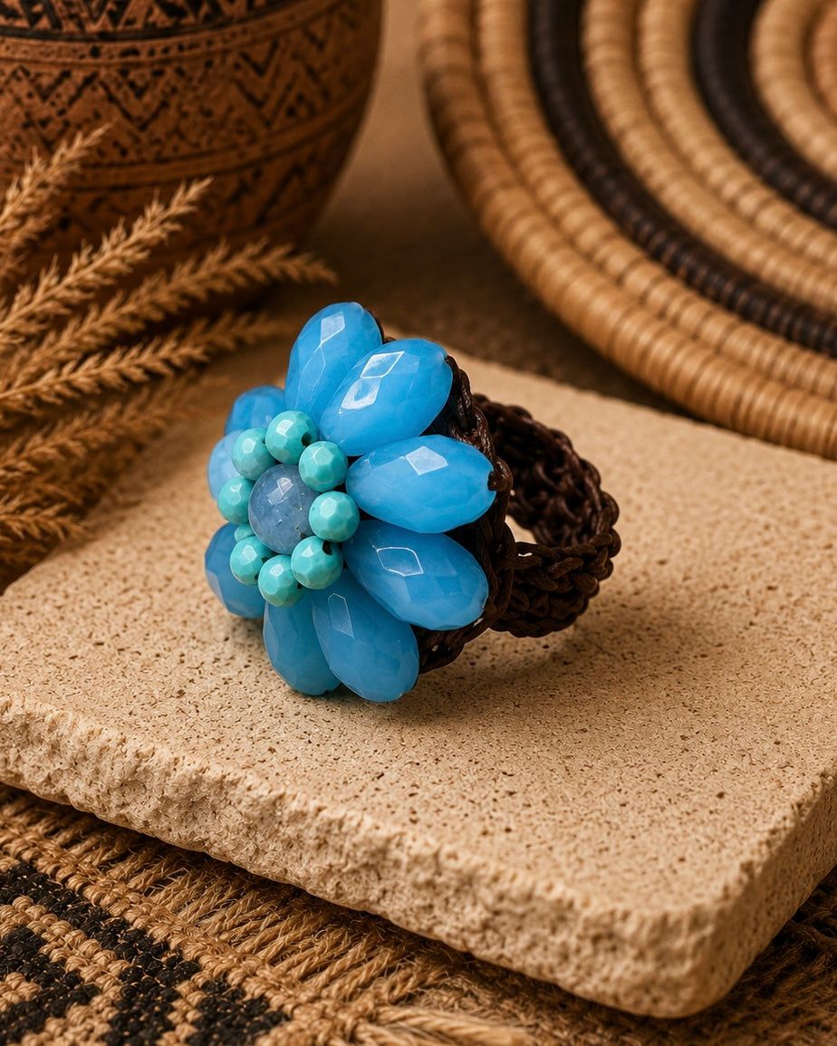 Anello artigianale regolabile con cristalli azzurri sfaccettati e cordino intrecciato in cotone cerato idrorepellente.Ambientato