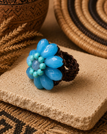 Anello artigianale regolabile con cristalli azzurri sfaccettati e cordino intrecciato in cotone cerato idrorepellente.Ambientato