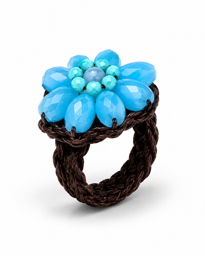Anello artigianale regolabile con cristalli azzurri sfaccettati e cordino intrecciato in cotone cerato idrorepellente.Dettaglio