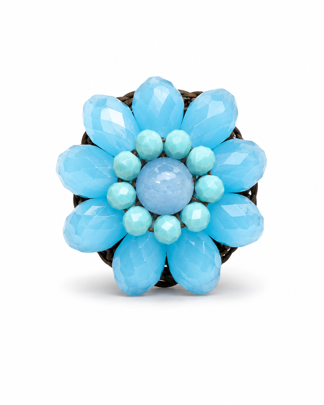 Anello artigianale regolabile con cristalli azzurri sfaccettati e cordino intrecciato in cotone cerato idrorepellente.