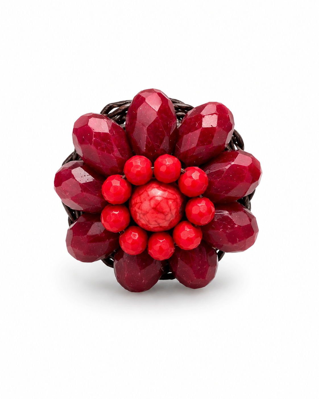 Anello artigianale regolabile con cristalli rossi sfaccettati e pietrine rosso rubino su cordino intrecciato in cotone cerato.