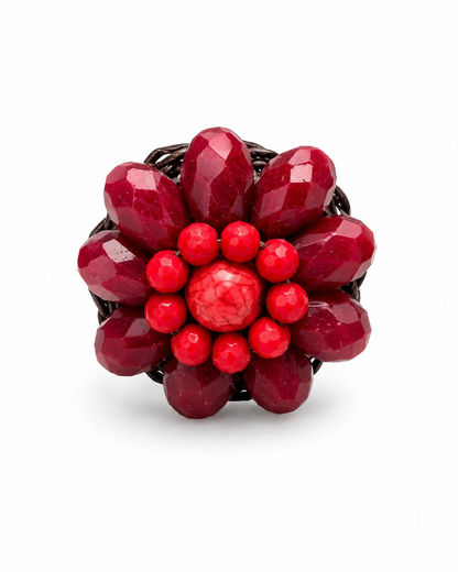 Anello artigianale regolabile con cristalli rossi sfaccettati e pietrine rosso rubino su cordino intrecciato in cotone cerato.