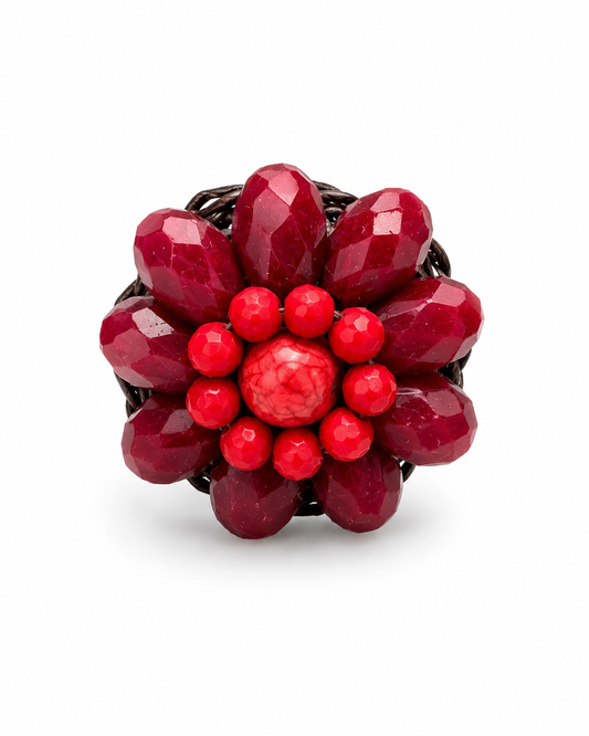 Anello artigianale regolabile con cristalli rossi sfaccettati e pietrine rosso rubino su cordino intrecciato in cotone cerato.