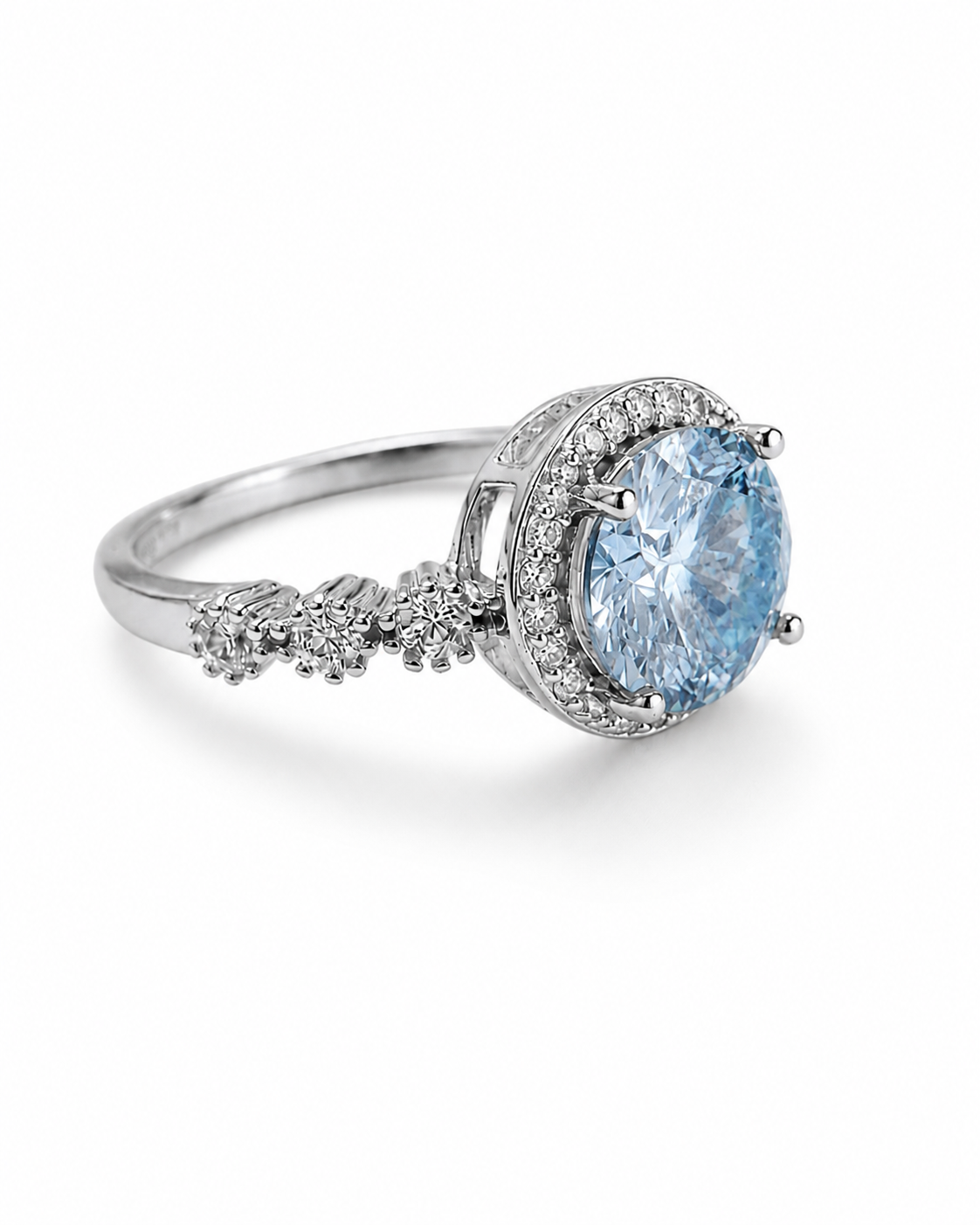 Anello in argento 925 con moissanite color acquamarina taglio rotondo e contorno halo di pietre luminose, fotografia catalogo su sfondo bianco.