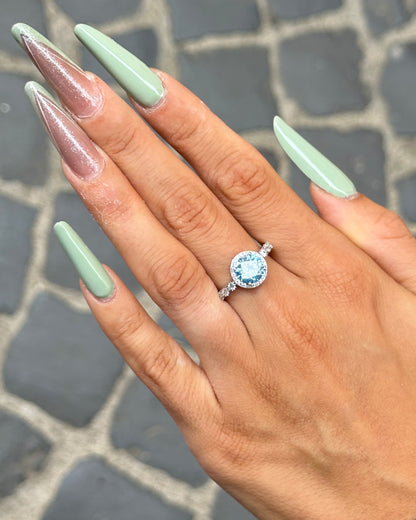 Anello in argento 925 con moissanite color acquamarina taglio rotondo e pavé di moissaniti, indossato