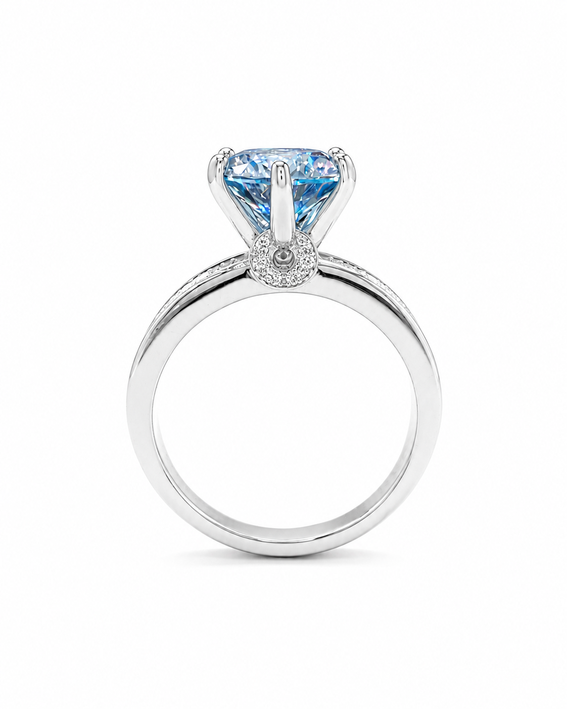 Anello in argento 925 con moissanite color acquamarina taglio brillante, vista laterale, finitura lucida, sfondo bianco.