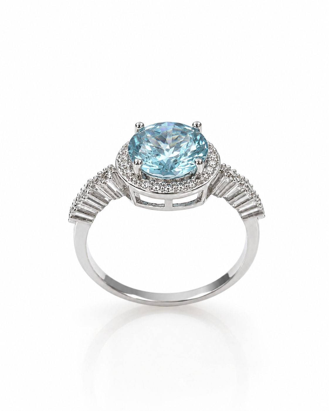 Anello in Argento 925 con moissanite color acquamarina taglio rotondo, contorno di moissaniti luminose e dettagli baguette sul gambo.