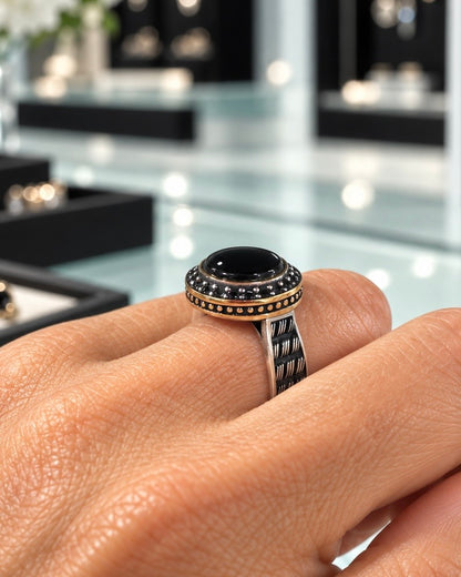         Anello in argento 925 con onice nera e zirconi, pezzo unico misura 14